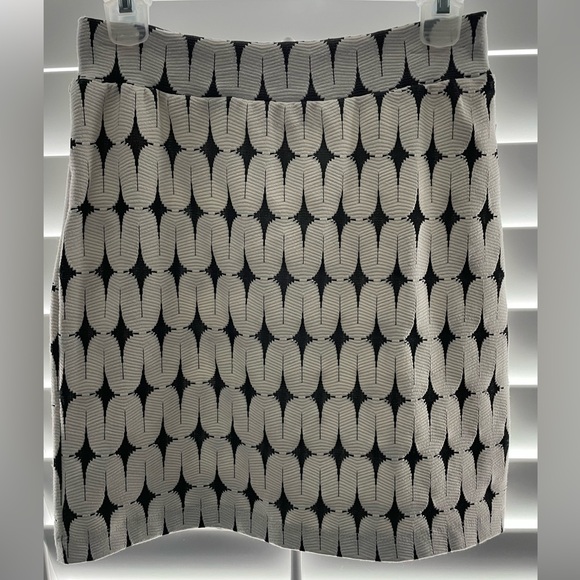 NWT Renee C Leena Printed Skirt, Black and Ivory, Size Small Petite - Picture 7 of 7